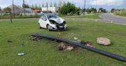 Fuerte accidente en La Plata: despistó con su auto, se subió a una rotonda y se incrustó contra una columna