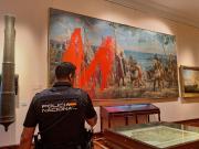 Un grupo de activistas arrojó pintura roja y dañó un cuadro de Cristóbal Colón en Madrid