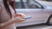 Qué significa caminar con el celular en la mano según expertos en psicología