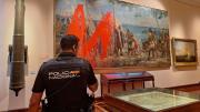 Dos activistas tiraron pintura roja en un cuadro de Cristóbal Colón