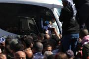 Los primeros prisioneros palestinos liberados por Israel llegan a su destino en Ramala
