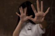 Investigan a un individuo de 49 años por los abusos y agresiones a su pareja de 16
