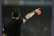 Un árbitro denunció que fue golpeado por un futbolista amateur y colectivero