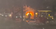 Una fuga de gas provoca un incendio en un carrito de comida rápida y deja a una persona herida