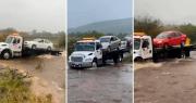¿Creatividad o imprudencia? Usan una grúa para cruzar autos por un río en México