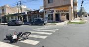Un motociclista, internado al chocar con un auto en Capital