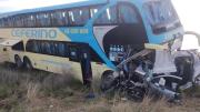 Un muerto tras un choque entre un micro de larga distancia, una camioneta y un auto en la ruta 3 