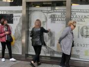 El dólar volvió a bajar en el inicio de la semana y el mercado espera anuncios durante el viaje de Milei a EE.UU.