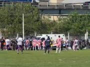 Susto en la Primera B: un futbolista de Sacachispas se golpeó la cabeza contra un paredón de la tribuna