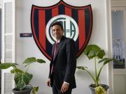San Lorenzo, un circo azulgrana: Moretti retomó el control del club, pero debió escaparse en patrullero de la sede