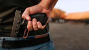 Liberan a cinco sujetos detenidos con armas y 30 mil dólares