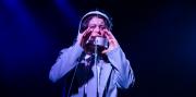 Cruda, hija de los '90: una obra que reivindica la identidad villera desde la música, el amor y el humor