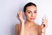 Hidratante y antiarrugas: así es este aceite rico en vitamina E y ácidos grasos, basta con un par de gotas