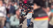 Video: un joven de Berisso le pidió casamiento a su novia en plena Fiesta Provincial del Inmigrante