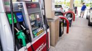 El precio de la gasolina en Florida cayó a su nivel más bajo en 2025, esta sería la causa