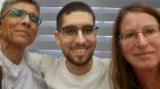 VIRAL: Rehén israelí que fue grabado por Hamás cavando su propia tumba fue liberado y se reencontró con su familia