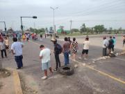 Choferes bloquean en Santa Cruz por escasez de combustible