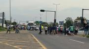 Instalan bloqueos exigiendo la dotación de combustible a las estaciones de servicio