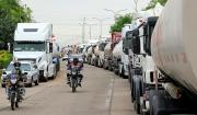 Denuncian que hay 500 cisternas cargados con combustibles hace días en Palmasola