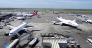 Las aerolíneas mejoraron su desempeño y hubo menos reclamos de los pasajeros, según el Gobierno nacional