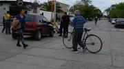 Un auto chocó y arrastró a una mujer y su bicicleta en pleno centro de Cipolletti