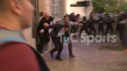 Una imagen impactante: la policía evitó que hinchas de San Lorenzo lincharan a Moretti