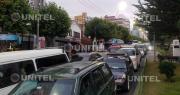Dobles filas en surtidores por falta de combustible provocan caos vehicular en el país