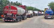 YPFB admite que por falta de pago no puede descargar combustibles en la refinería de Palmasola