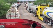 Se registran largas filas de cisternas con combustible en puertas de la refinería de Palmasola