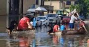 ¡Héroe de cuatro patas! Perro ayuda a su familia a empujar una lancha durante las inundaciones en México