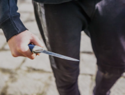 En pleno centro de la ciudad, criminal armado con un cuchillo de carnicero amenazó de muerte y robo a una mujer