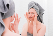 ¿Eres mayor de 55 años? Experta esteticista aclara el posible error que cometes antes de dormir