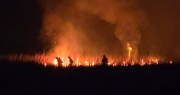 Un tremendo incendio en Jáchal demandó el arduo trabajo de bomberos en plena noche