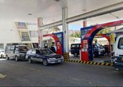 Filas por combustibles por escasez de dólares