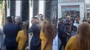 Un militante libertario le pegó a una jubilada opositora en una recorrida de Santilli en Quilmes