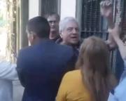Video: Militante libertario golpeó a mujer durante una visita de campaña de Santilli en Quilmes