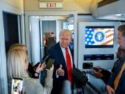 Trump da una vuelta de la victoria, pero evita preguntas sobre lo que sigue