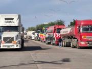 Cisternas ingresan a la refinería de Palmasola para aliviar la escasez en surtidores