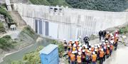 Universitarios de la UTO conocen las obras civiles de la presa Sehuencas