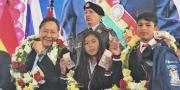 El Presidente entrega el último Bono Juancito Pinto de su gestión