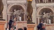 Escándalo en el Vaticano: Un hombre orinó sobre el altar de la Basílica de San Pedro y esto fue lo que ordenó León XIV