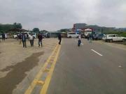 Transportistas de Cochabamba instalan puntos de bloqueo en demanda de combustible