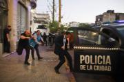 Qué quilombo se va armar: Moretti huyó corriendo de la sede de San Lorenzo con custodia policial y entre cánticos de los socios