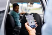Violenta pelea entre taxistas y choferes de aplicación por los pasajeros