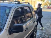 Fue a lavar su camioneta, se confundió y terminó limpiando una igual, la del vecino: el increíble video