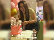 Sorprendió a su hermana con una polémica torta decorada con fotos de sus ex y el video causó furor en redes