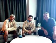 Chiqui Tapia posó con Lionel Messi y Rodrigo De Paul en la previa de un nuevo amistoso: Tridente con aura