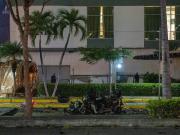 Explotó un vehículo en el exterior de un centro comercial de Ecuador: un taxista muerto, heridos y daños en edificios