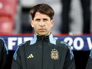 Diego Placente y sus cuadernos: el regalo con el que sorprendió a los jugadores de la Selección Sub 20 que juegan la semi del Mundial contra Colombia
