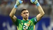 La impresionante atajada del “Dibu” Martínez ante Puerto Rico: evitó un golazo de 60 metros